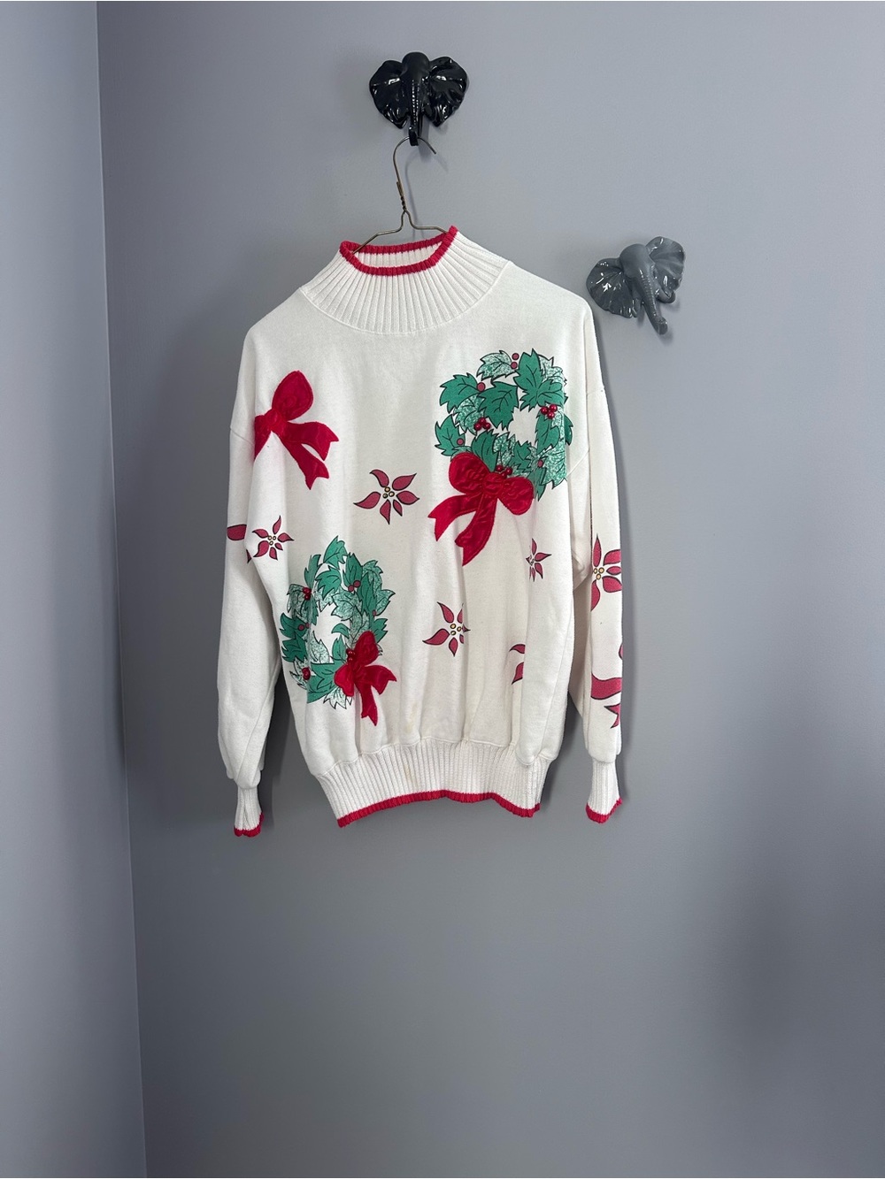 Women’s Cream Holiday Wreath Sweater with Red Accents Vintage Xmas Christmas